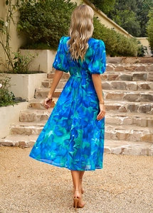 Vue arrière d'une robe mi-longue à fleurs avec manches bouffantes et taille élastique en bleu