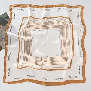 Détail d'un foulard carré effet soie avec rayures marron et imprimé motif FLOWER