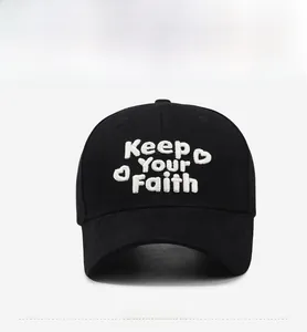 Detailansicht der 3D-Stickerei Keep Your Faith auf schwarzer Baumwoll-Baseballkappe