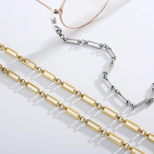 Détail de la chaîne à lunettes à maillons carrés en acier titane doré et argenté poli