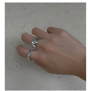 Primo piano di anelli vintage in argento sterling S925 con motivo trapuntato sulla mano