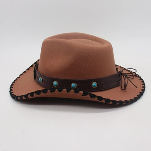 Vista laterale di un cappello da cowboy in feltro marrone con dettaglio fascia turchese