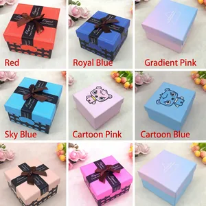 Scatole regalo colorate quadrate per gioielli con eleganti fiocchi e motivi a cuore
