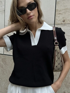 Polo en maille à manches courtes avec col contrasté et coupe ajustée au style urbain