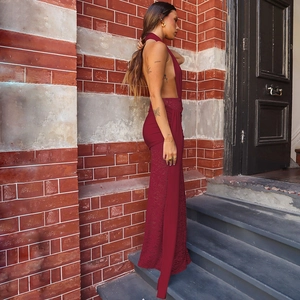 Dettaglio dell'abito bordeaux senza schienale con pizzo e vestibilità slim per donna