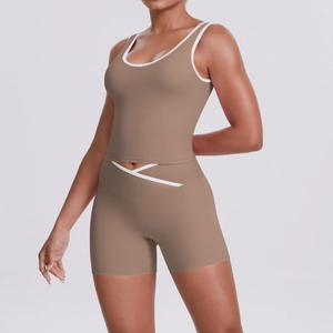 Détail du short de yoga taille haute avec design croisé en V et tissu taupe élastique