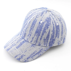 Vue détaillée de la texture du tissu tie-dye et des coutures d'une casquette 6 pans