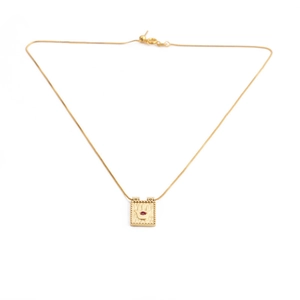 Collana minimalista placcata in oro con ciondolo occhio di palma su fondo bianco