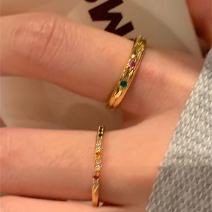 Anelli minimalisti in oro con zirconi colorati e design a corda intrecciata