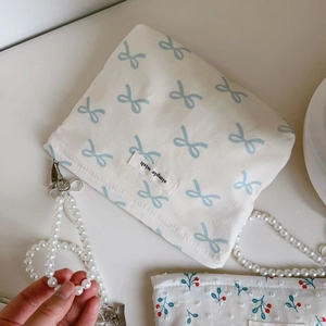 Blue bow print cotton handbag with pearl chain handle and simple wish label detail