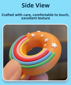 Gros plan d'un porte-clés donut en silicone coloré avec arc-en-ciel et étoiles
