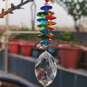 Primo piano di un acchiappasole in cristallo K9 colorato con ciondolo a foglia sfaccettata