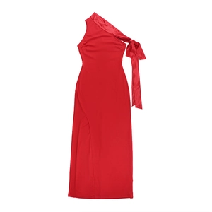 Détail de robe rouge à une épaule avec nœud en satin et fente latérale haute