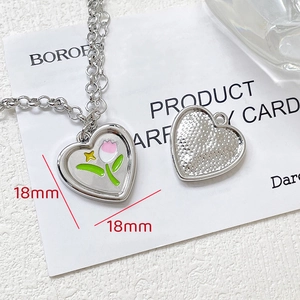 Détail macro du pendentif cœur Y2K en argent avec émail tulipe et mesures de 18 mm