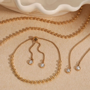Modisches Set aus goldener Edelstahl-Perlenkette und verstellbarem Armband mit Zirkonia