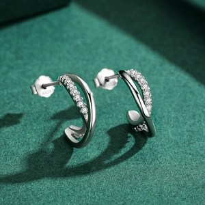 Boucles d'oreilles minimalistes en argent s925 avec zircons cubiques scintillants