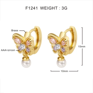 Vue macro détaillée des boucles d'oreilles papillon avec zircon AAA et perles de 15mm
