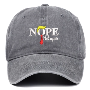 Dettaglio del ricamo Nope Not Again sul cappellino da baseball in denim grigio scuro lavato