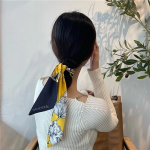 Fascia per capelli in seta con stampa floreale e scritta Summer su una coda di cavallo