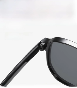 Détail macro de la charnière brillante des lunettes de soleil avec vis métallique
