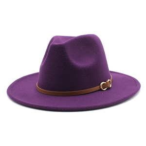 Detail van paarse wollen vilten fedora hoed met bruine leren riem en gouden gesp