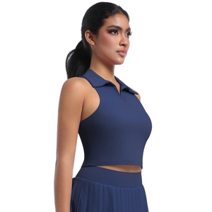 Vue détaillée du haut polo bleu marine et de la jupe plissée pour tennis ou yoga