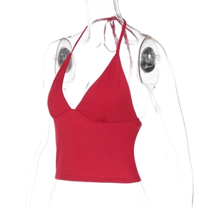 Détail du haut dos nu rouge avec col en V profond et tissu à texture douce