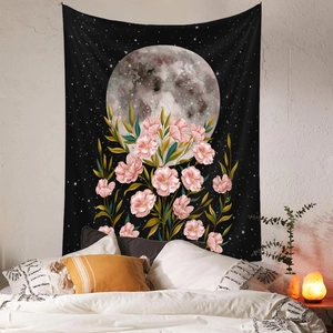 Détail d'une tapisserie bohème avec phases de lune, fleurs roses et décor de ciel étoilé