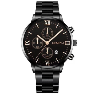 Détail du cadran noir d'une montre business avec aiguilles en or rose et chronographe