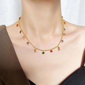 Collana in acciaio al titanio placcata oro 18K con cristalli di zircone colorati