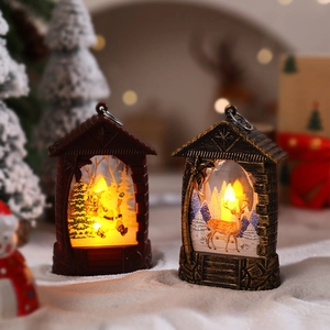 Dettaglio di lanterne LED natalizie con Babbo Natale e renne con luce calda