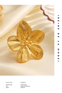 Dettaglio ravvicinato di un anello a fiore placcato oro 18K con finitura in metallo spazzolato