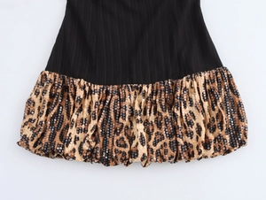 Detail von schwarzem gerafftem Oberteil mit Leoparden-Paillettenbesatz am Minikleid