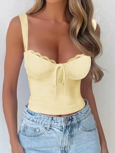 Top de tirantes beige Y2K con encaje en modelo, corte ajustado corto para mujer