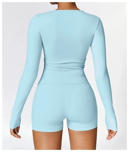 Détail de l'ensemble de sport bleu clair avec passe-pouces et tissu extensible taille haute