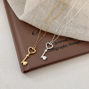 Minimalist S925 sterling silver heart-shaped key pendant necklaces in gold and silver