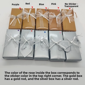 Vista dettagliata di scatole regalo oro e argento con fiocchi bianchi ed etichette colore