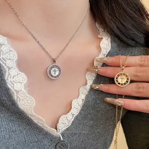 Collier Pendentif Croix Avec Incrustation De Nacre Blanche Et Zircon Cuivre Plaqué Or 18K Bijoux Élégants Pour Femmes