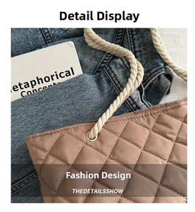 Détail du sac cabas matelassé avec motif à losanges et poignées en corde sur denim