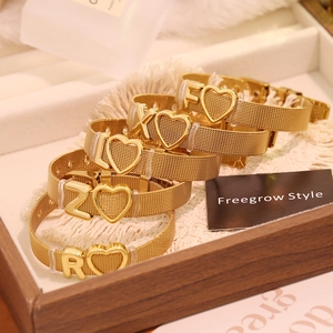 Bracelets en maille d'acier inoxydable doré avec cœurs et pendentifs alphabet
