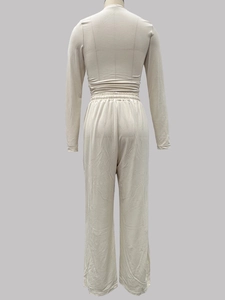 Vue arrière de l'ensemble Y2K beige avec pantalon large taille haute et haut tricoté
