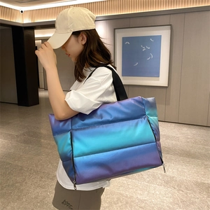 Quilted fitness bag with blue-purple metallic gradient and dry-wet separation
