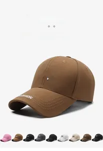 Détail de casquette en toile avec broderie 3D montrant plusieurs options de couleurs disponibles