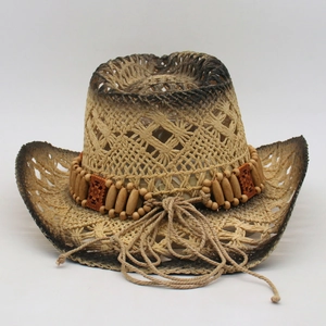 Vue détaillée d'un chapeau de soleil tissé ajouré avec perles de bois et nœud en corde
