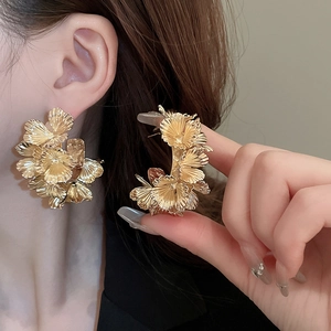 Élégantes boucles d'oreilles fleur en métal doré avec pétales superposés et design géométrique