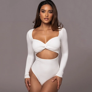 Détail d'un body blanc à col en V avec devant torsadé et découpe à la taille à manches longues