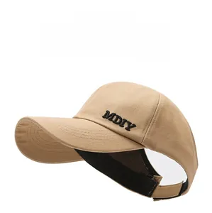 Détail de la visière beige montrant la broderie MDIY et le tissu en coton