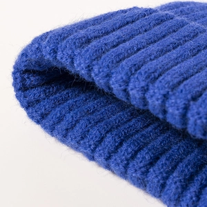 Bonnet en maille côtelée bleue en mélange de laine chaude avec texture douce et style rétro