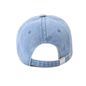 Détail de la casquette de baseball en jean délavé avec boucle en métal réglable au dos
