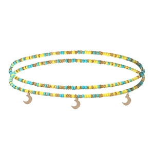 Détail de chaîne de taille bohème avec perles jaunes et trois pendentifs lune dorée